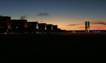 Início do amanhecer sobre o Congresso Nacional, na Esplanada dos Ministérios, em Brasília