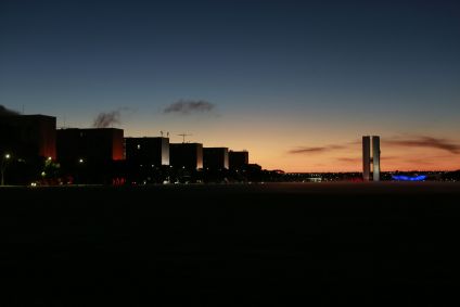 Início do amanhecer sobre o Congresso Nacional, na Esplanada dos Ministérios, em Brasília
