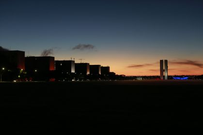 Início do amanhecer sobre o Congresso Nacional, na Esplanada dos Ministérios, em Brasília