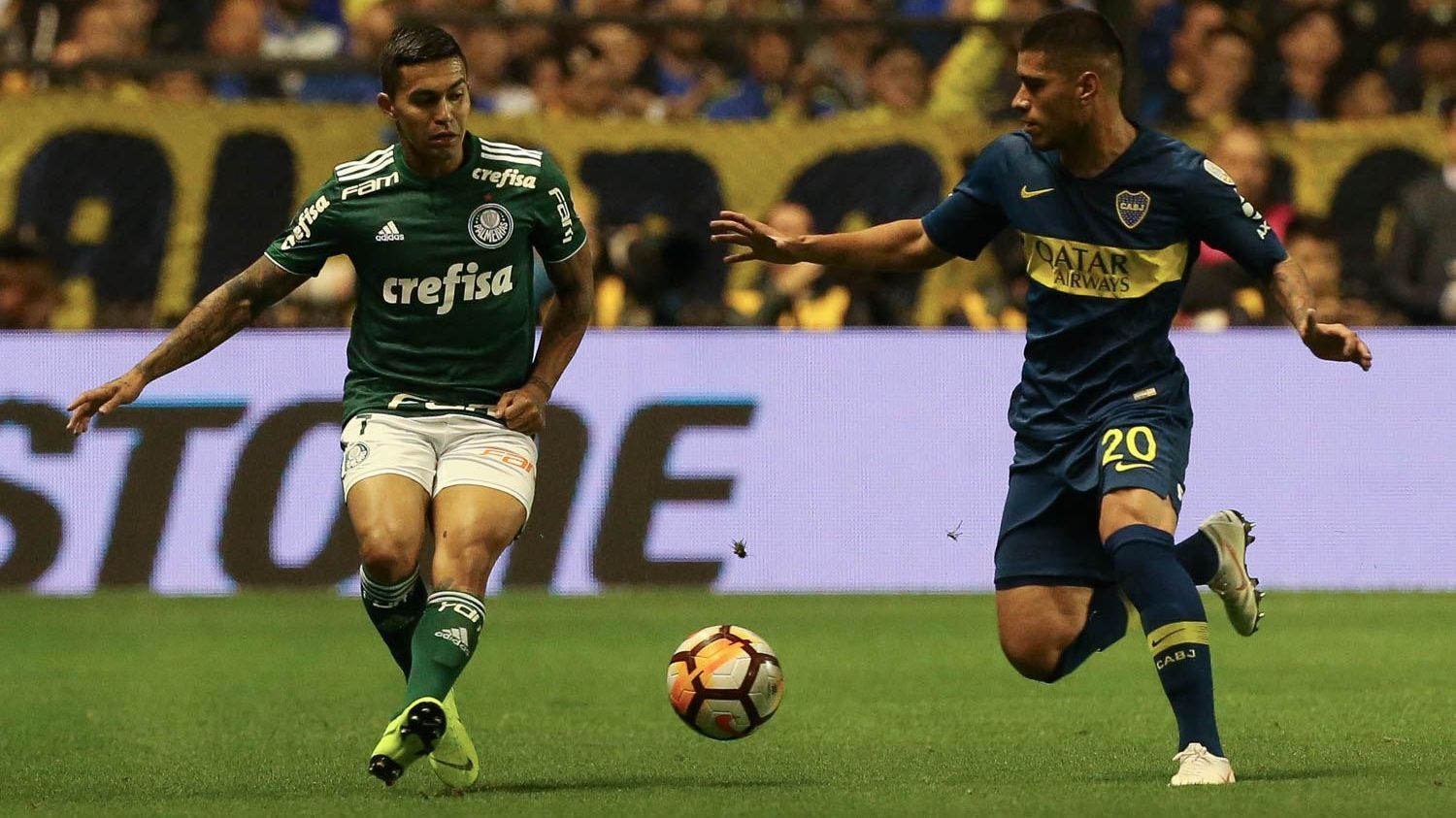 Dudu disputa bola com o jogador Olaza, do Boca Juniors, durante partida valida pelas semi finais (ida), da Copa Libertadores, no Estádio La Bombonera