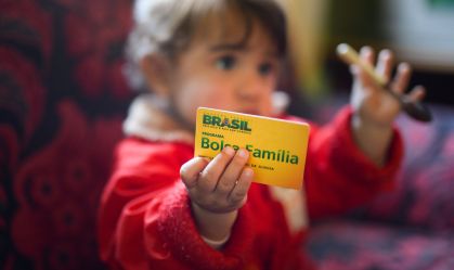 Novo Bolsa Família ficou mais caro, mas beneficia famílias menores, diz pesquisador