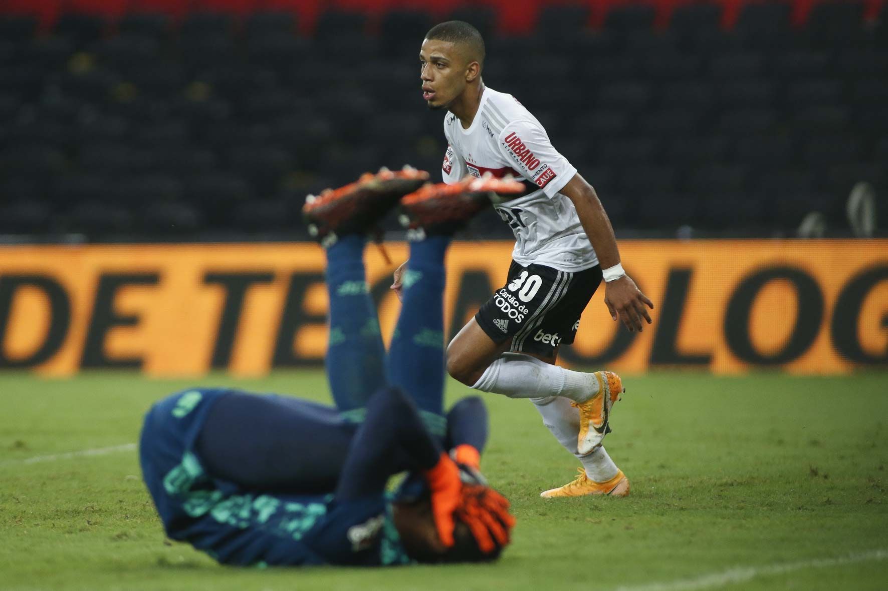 Brener rouba a bola de Hugo e consegue vantagem para o São Paulo no primeiro jogo / São Paulo/Flicker