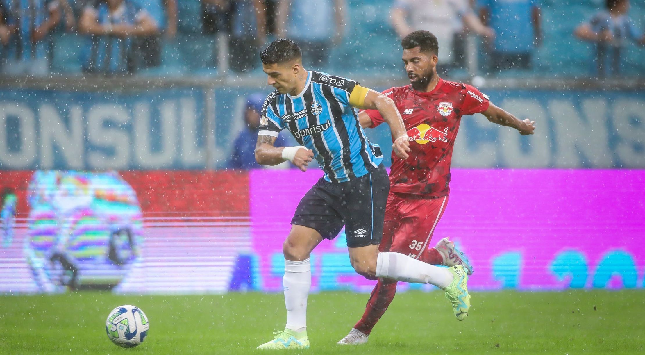 Grêmio e Red Bull Bragantino em partida do primeiro turno do Brasileirão