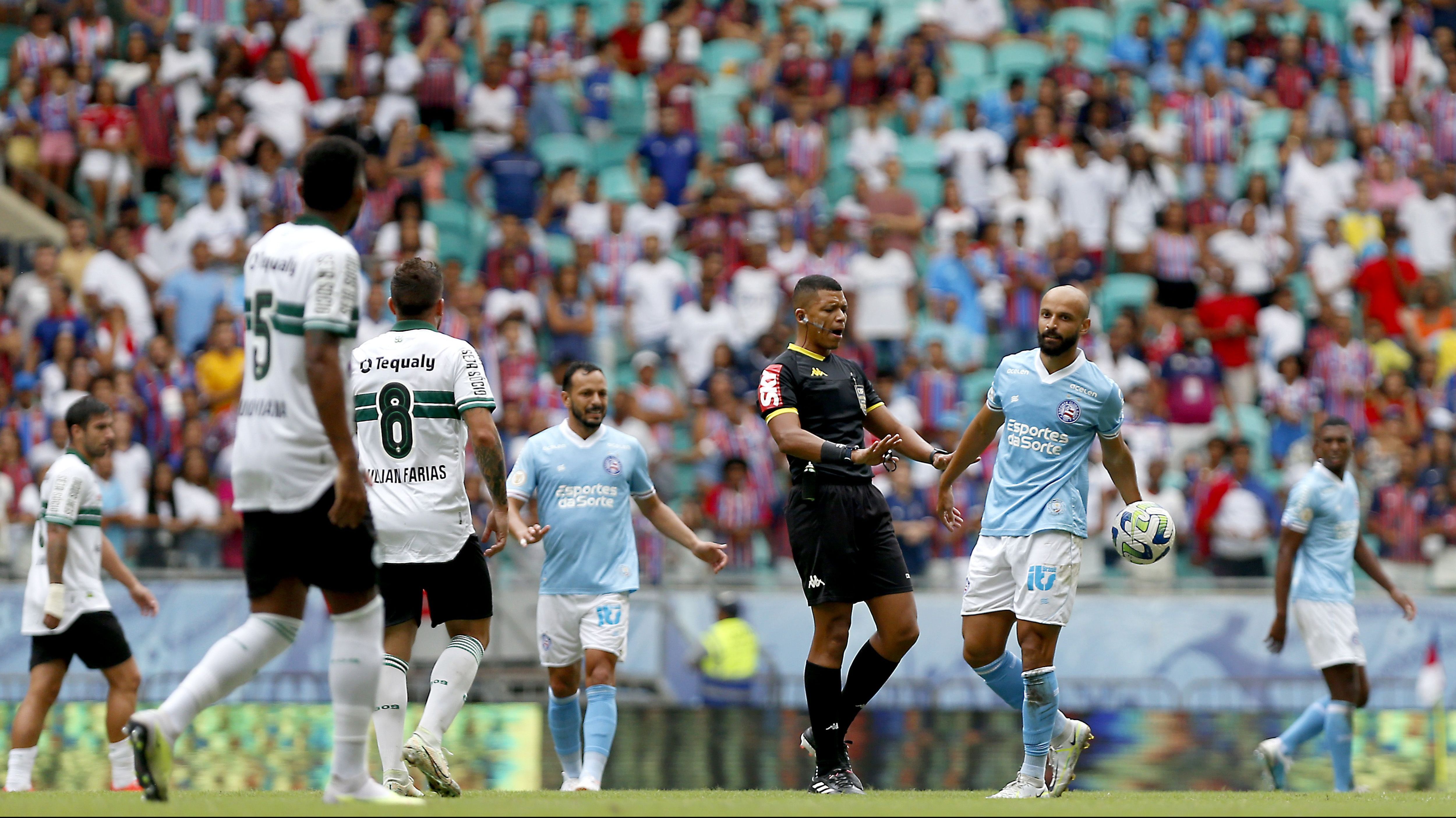 Bahia e Coritiba em partida do primeiro turno do Brasileirão