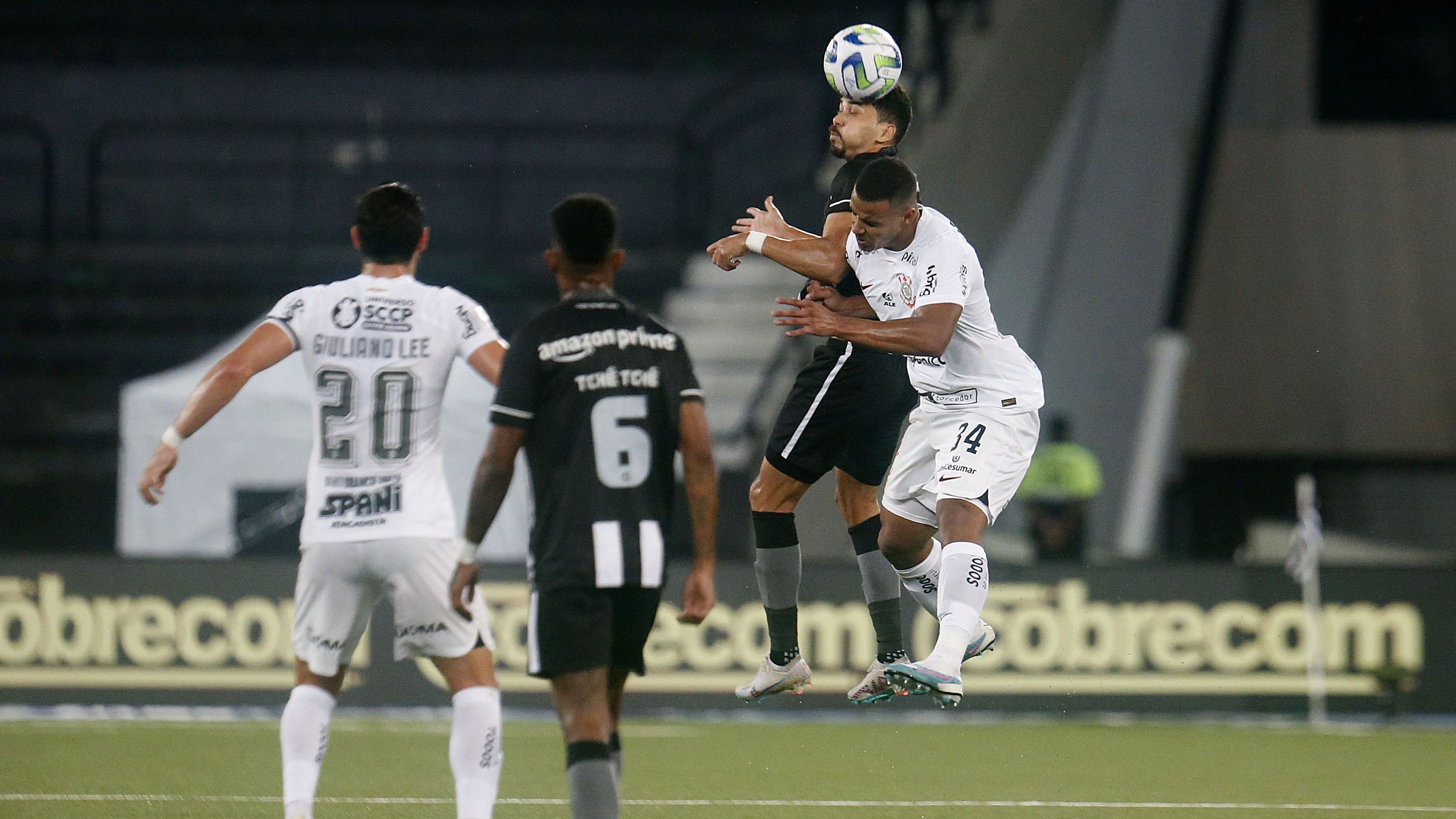Botafogo e Corinthians em partida do primeiro turno do Brasileirão