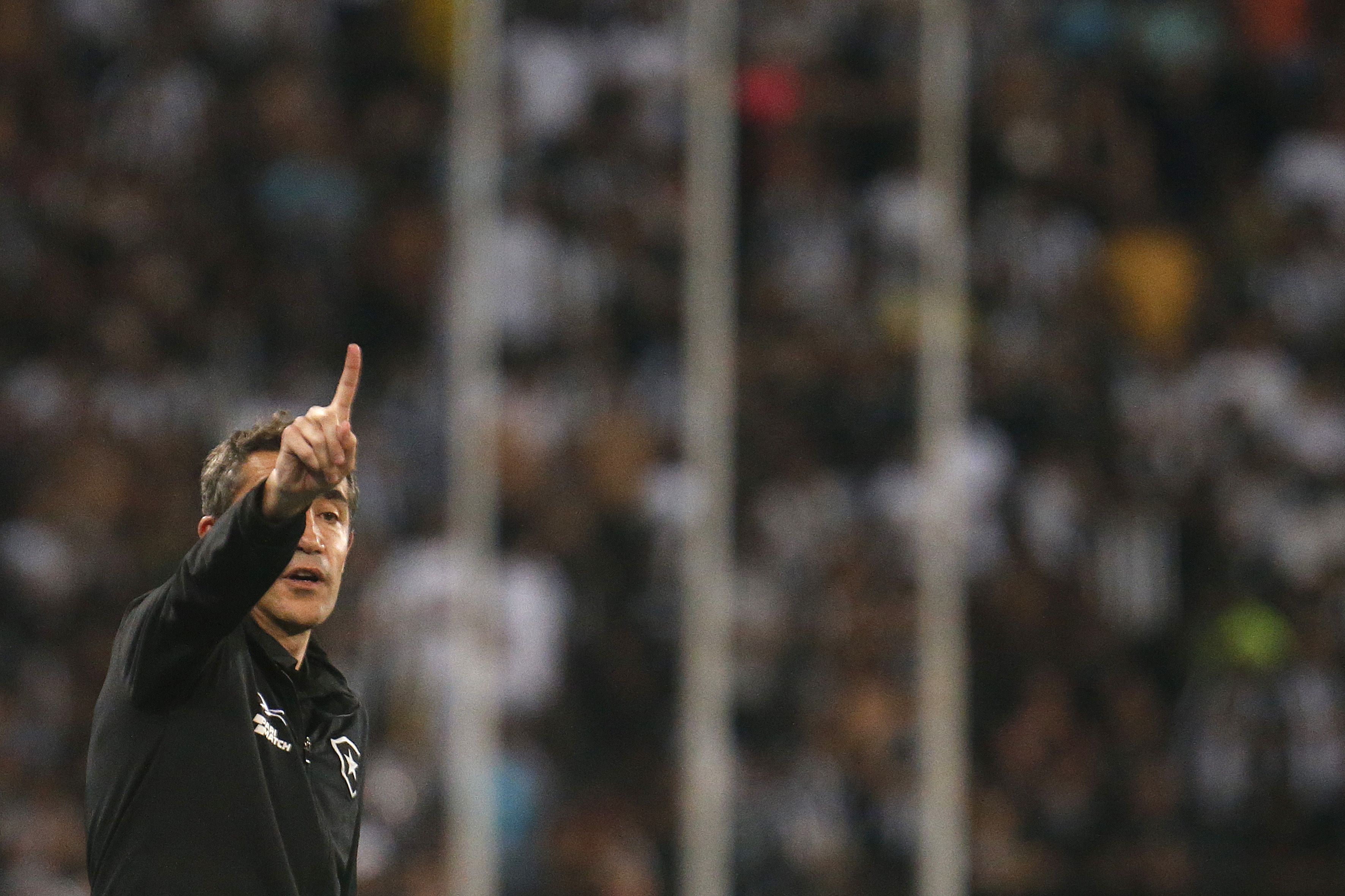 Imagem de destaque do post: Botafogo age rápido e contorna desabafo de Bruno Lage, que segue no clube
