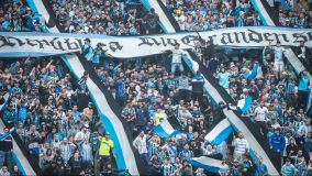 Torcida do Grêmio em jogo da equipe na Arena, em Porto Alegre