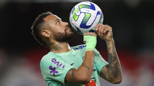 Neymar tem treinado com proteção no pulso