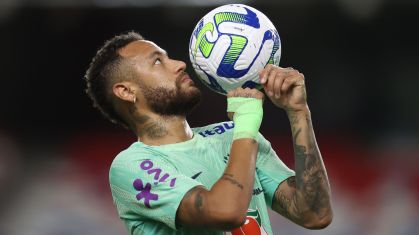 Neymar tem treinado com proteção no pulso