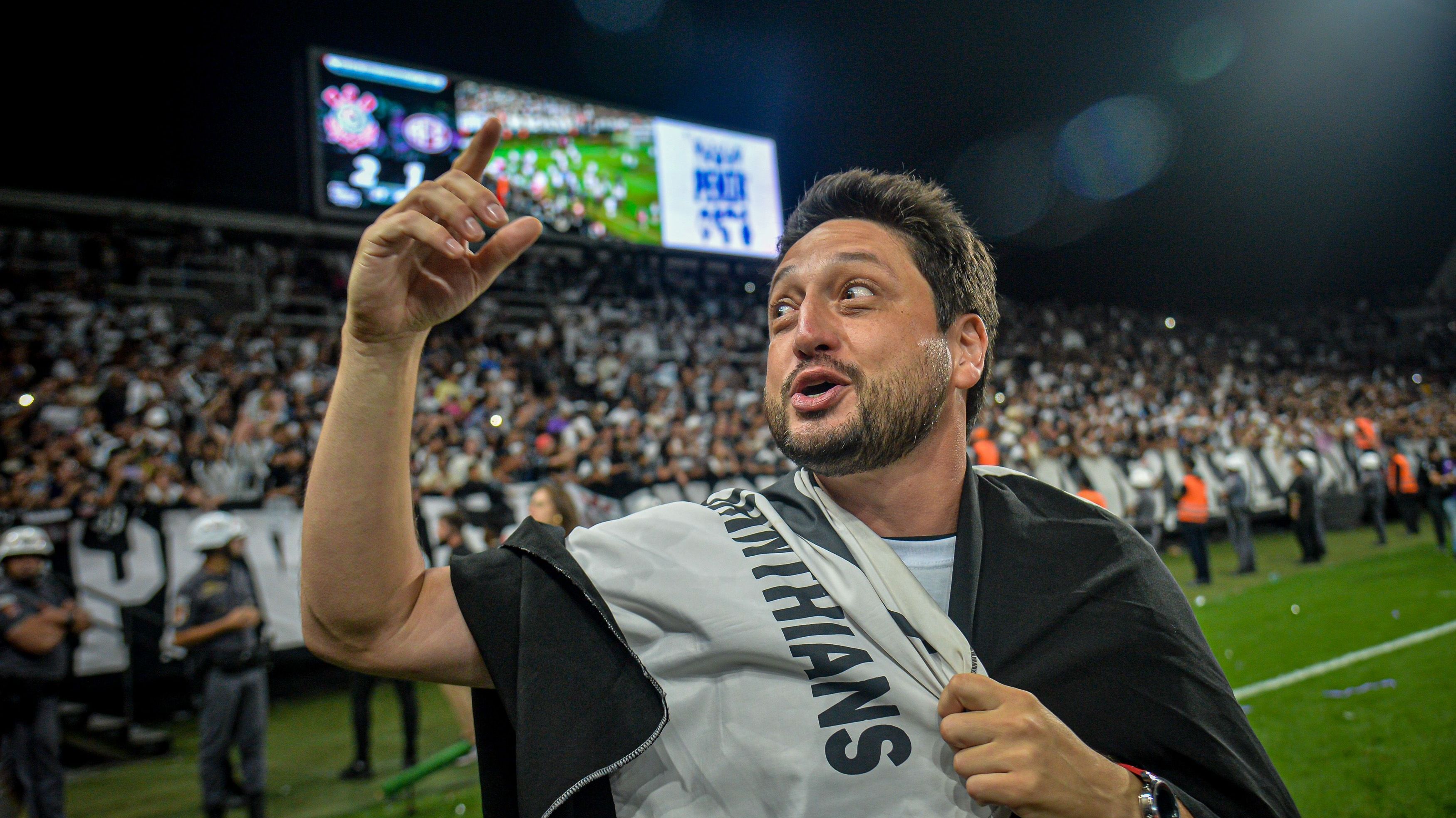 Arthur Elias celebra a conquista do Brasileirão Feminino na Neo Química Arena