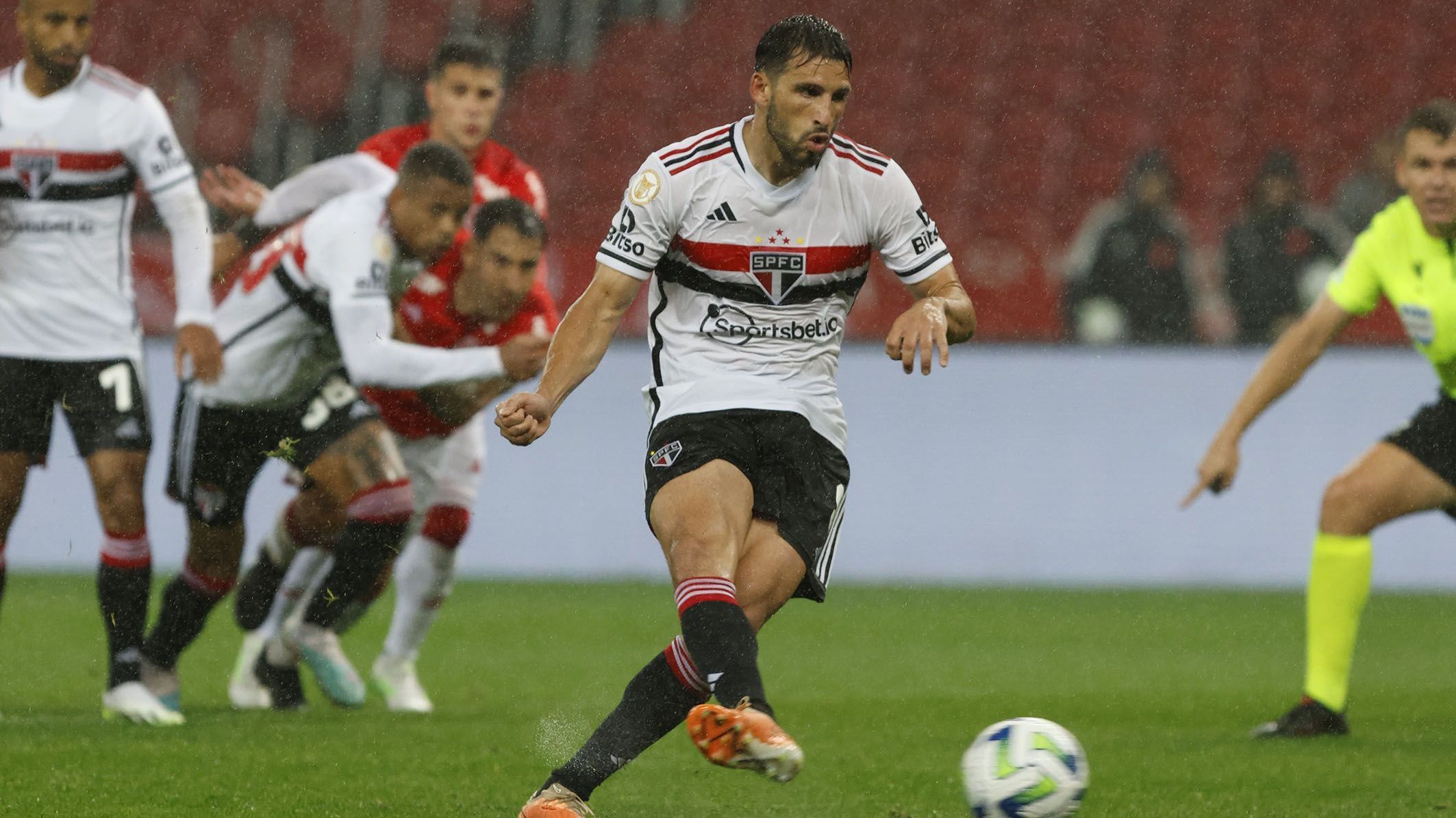 Calleri abriu o placar em cobrança de pênalti / Foto: Rubens Chiri/Saopaulofc.net