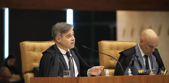 Ministros André Mendonça e Alexandre de Moraes, do Supremo Tribunal Federal (STF), em 14 de setembro de 2023, no segundo dia de julgamento dos primeiros réus do 8 de janeiro.