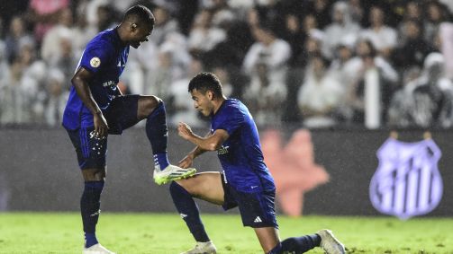 Bruno Rodrigues comemora com Nikão um dos gols do Cruzeiro na Vila Belmiro