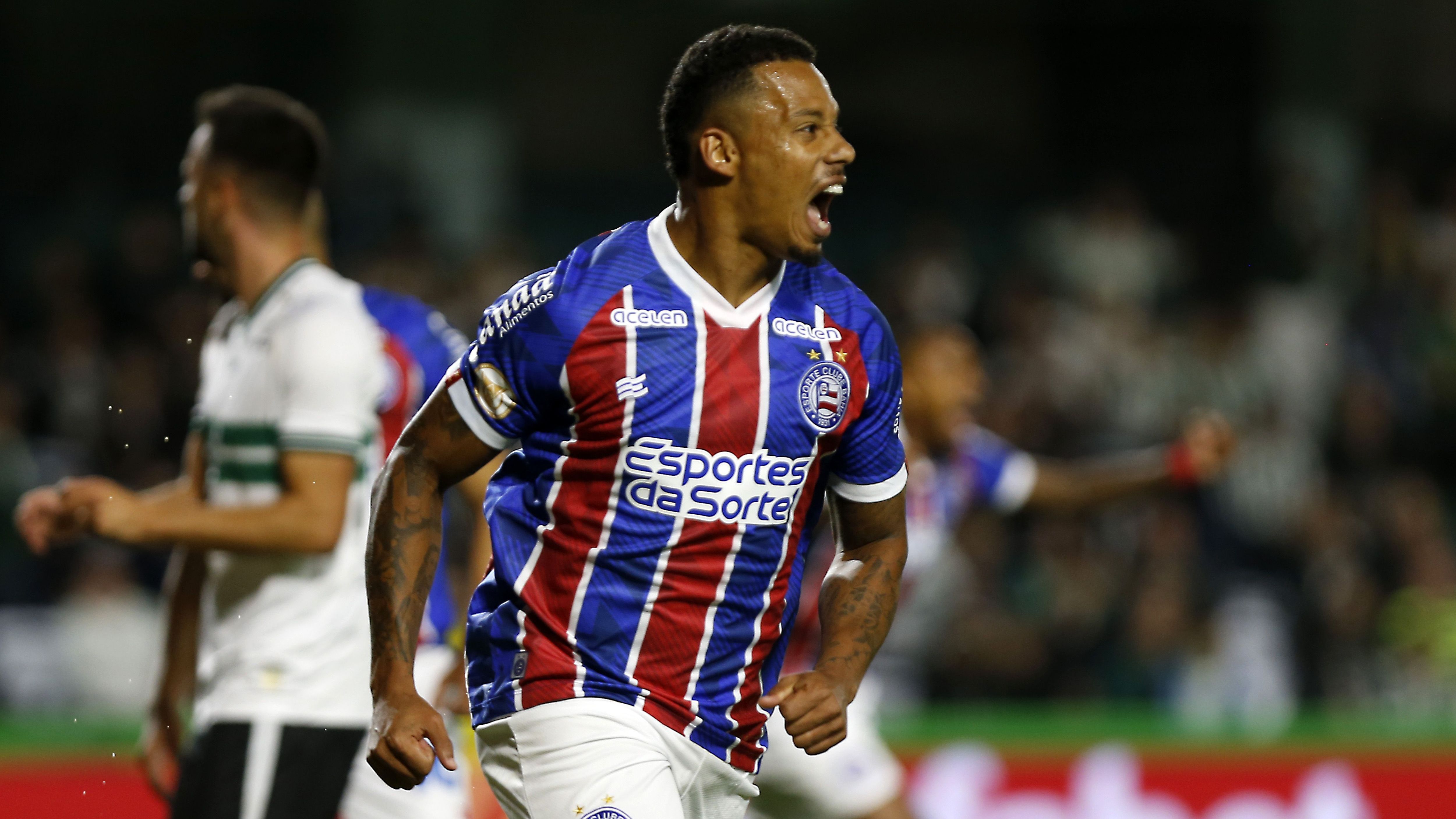 Rafael Ratão comemora um dos gols do Bahia sobre o Coritiba