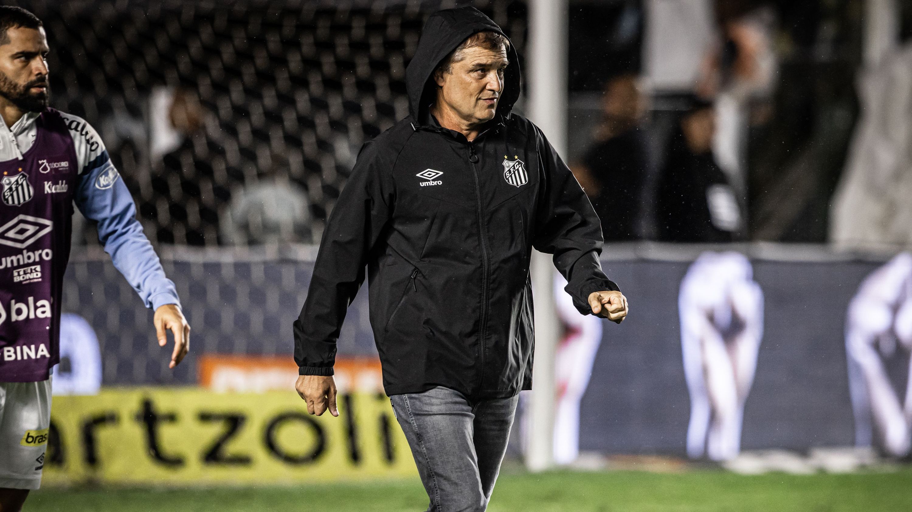 Diego Aguirre em sua quinta e última partida pelo Santos, na derrota para o Cruzeiro