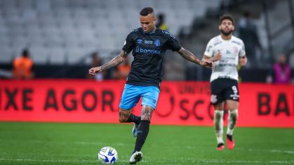 Luan foi vaiado pela torcida do Corinthians ao entrar em campo pelo Grêmio na Neo Química Arena