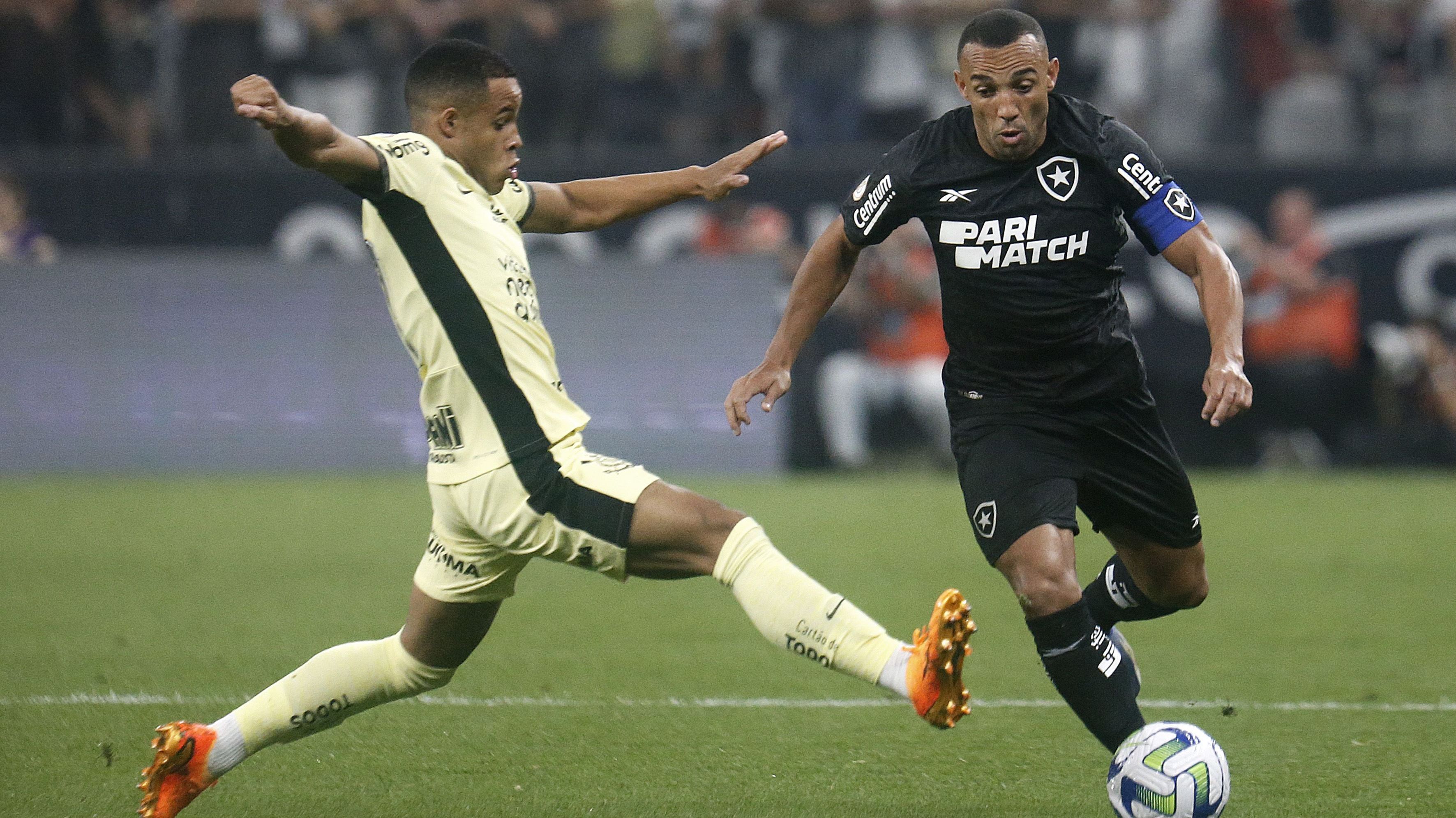 Marçal disputa bola com Pedro, do Corinthians; pouco depois, ele seria expulso por falta contra o próprio Pedro