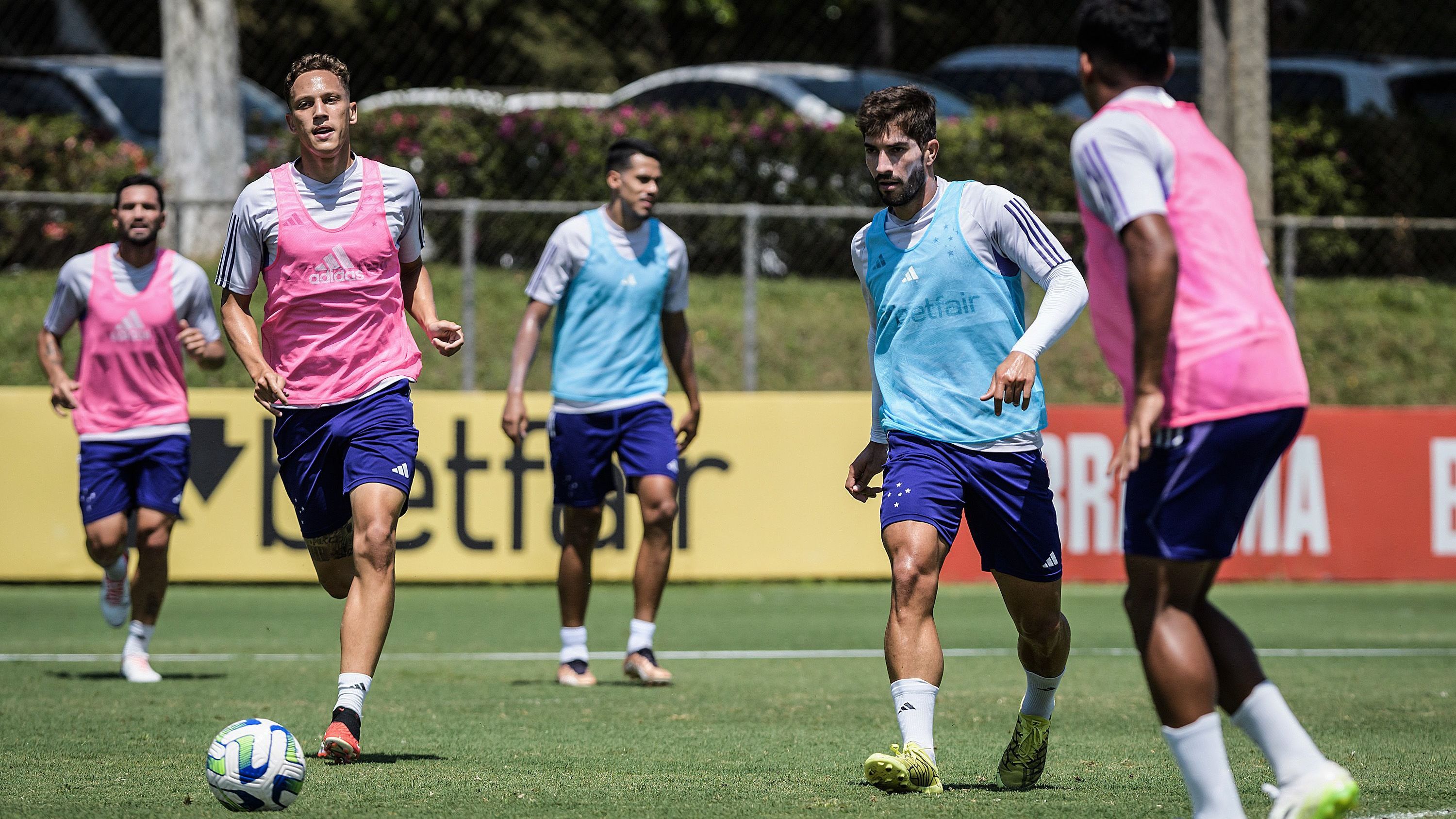 Lucas Silva (de colete azul) em treino do Cruzeiro