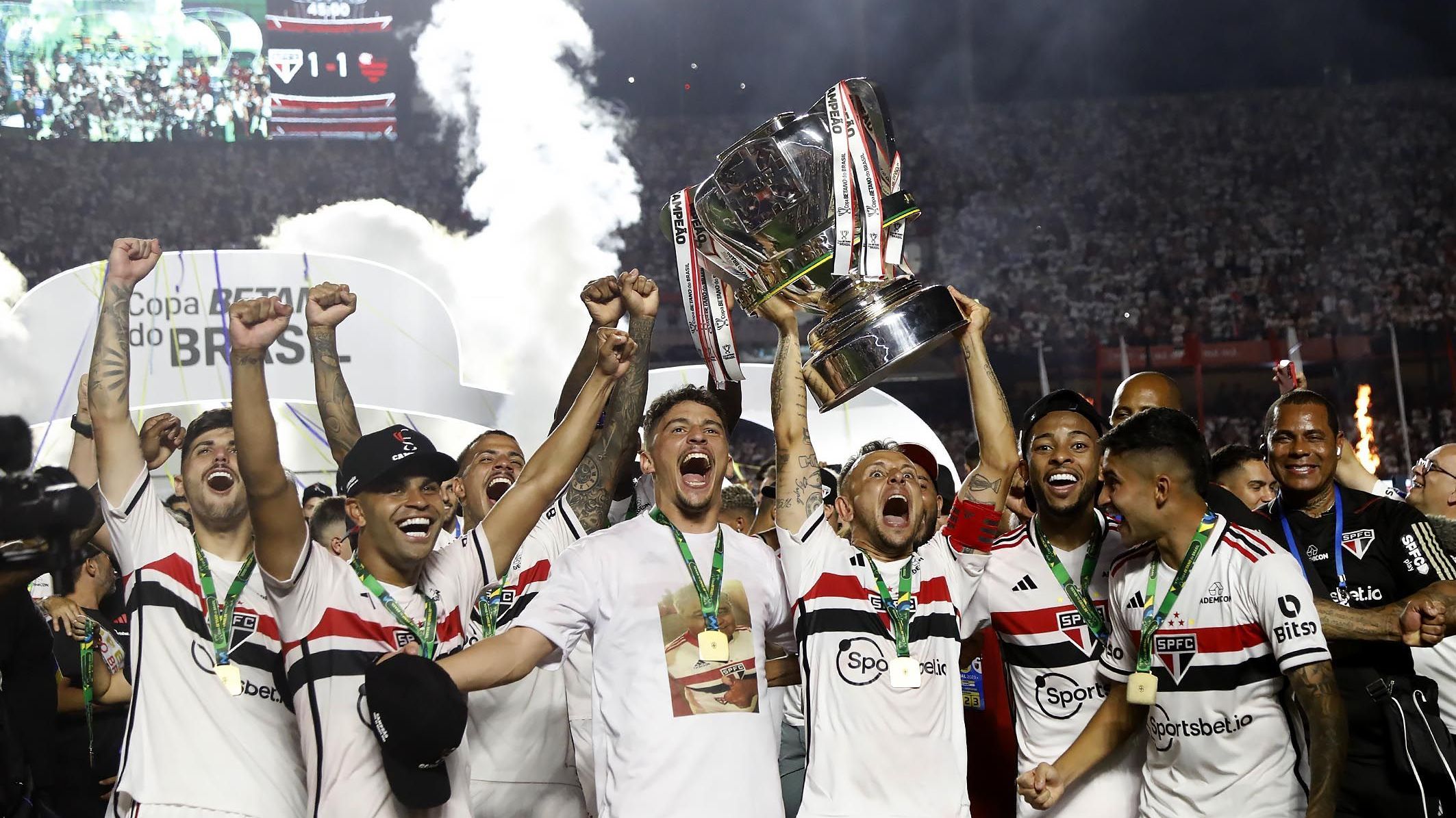 Jogadores, comissão e dirigentes do São Paulo levantam a taça da Copa do Brasil