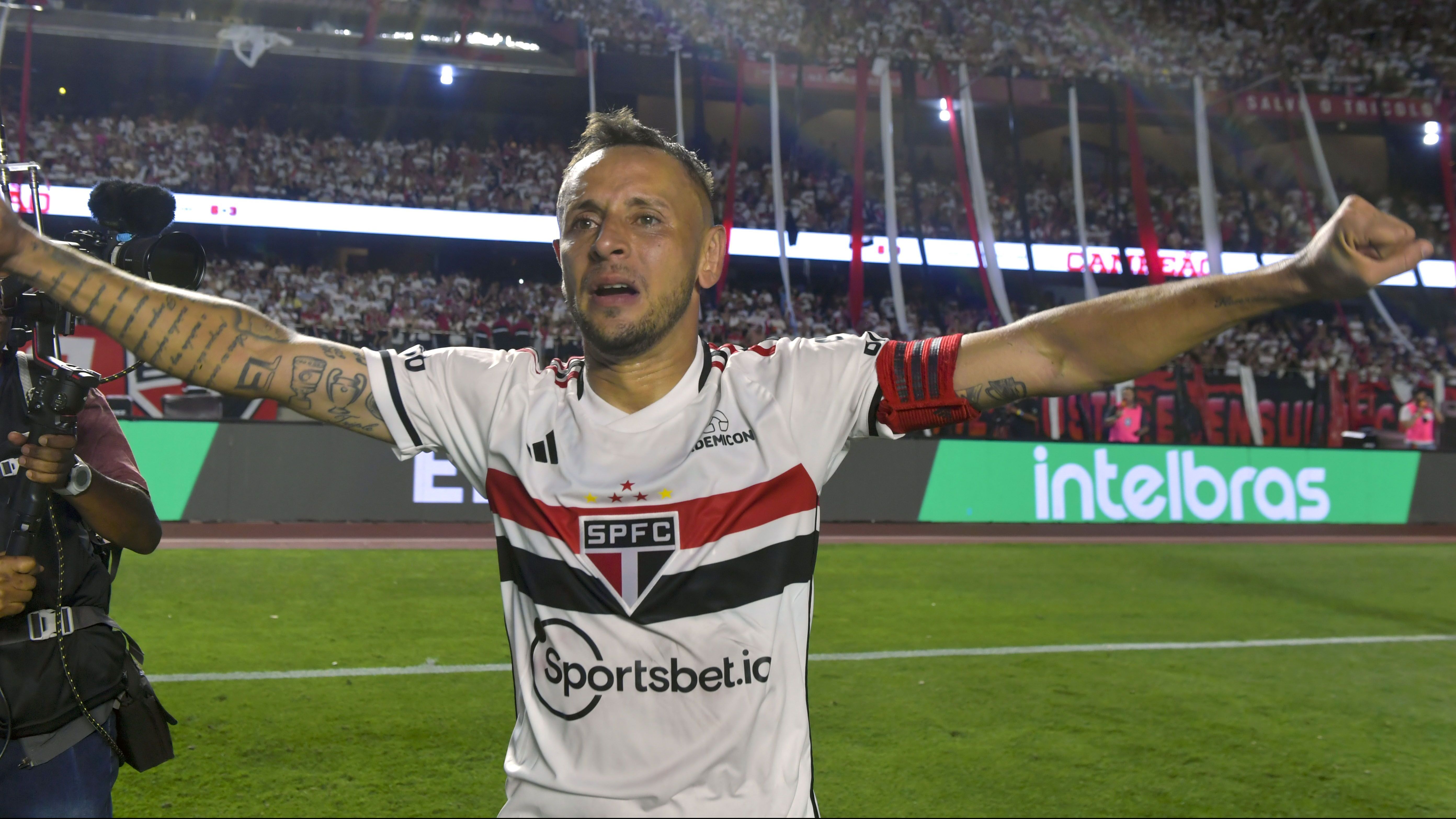 Rafinha comemora a conquista do título inédito da Copa do Brasil após a partida contra o Flamengo, realizada no Estádio do Morumbi