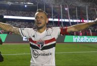 Presidente do São Paulo revela futuro de Rafinha no Tricolor