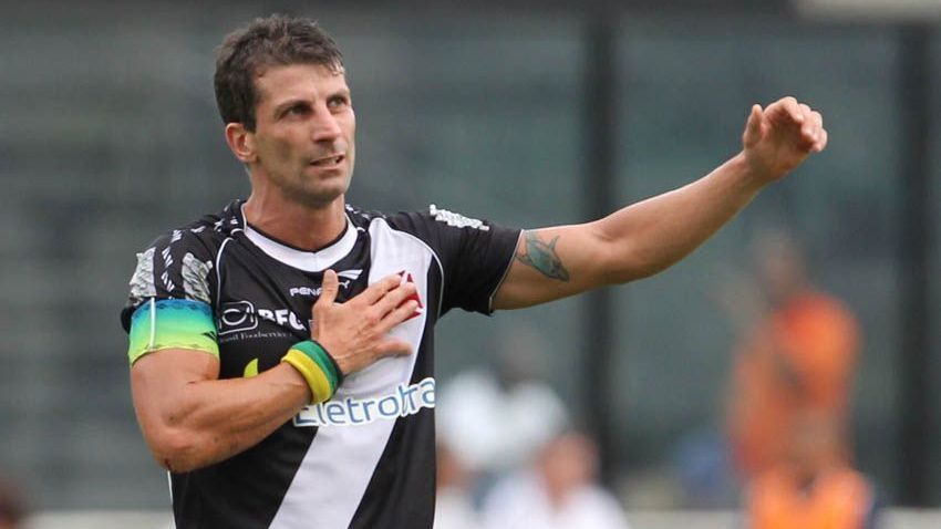 Pedrinho em seu jogo de despedida, em 2013