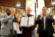 Padre Júlio Lancellotti recebe medalha da Ordem do Mérito em SP