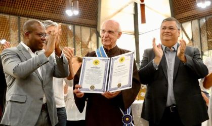 Padre Júlio Lancellotti recebe medalha da Ordem do Mérito em SP