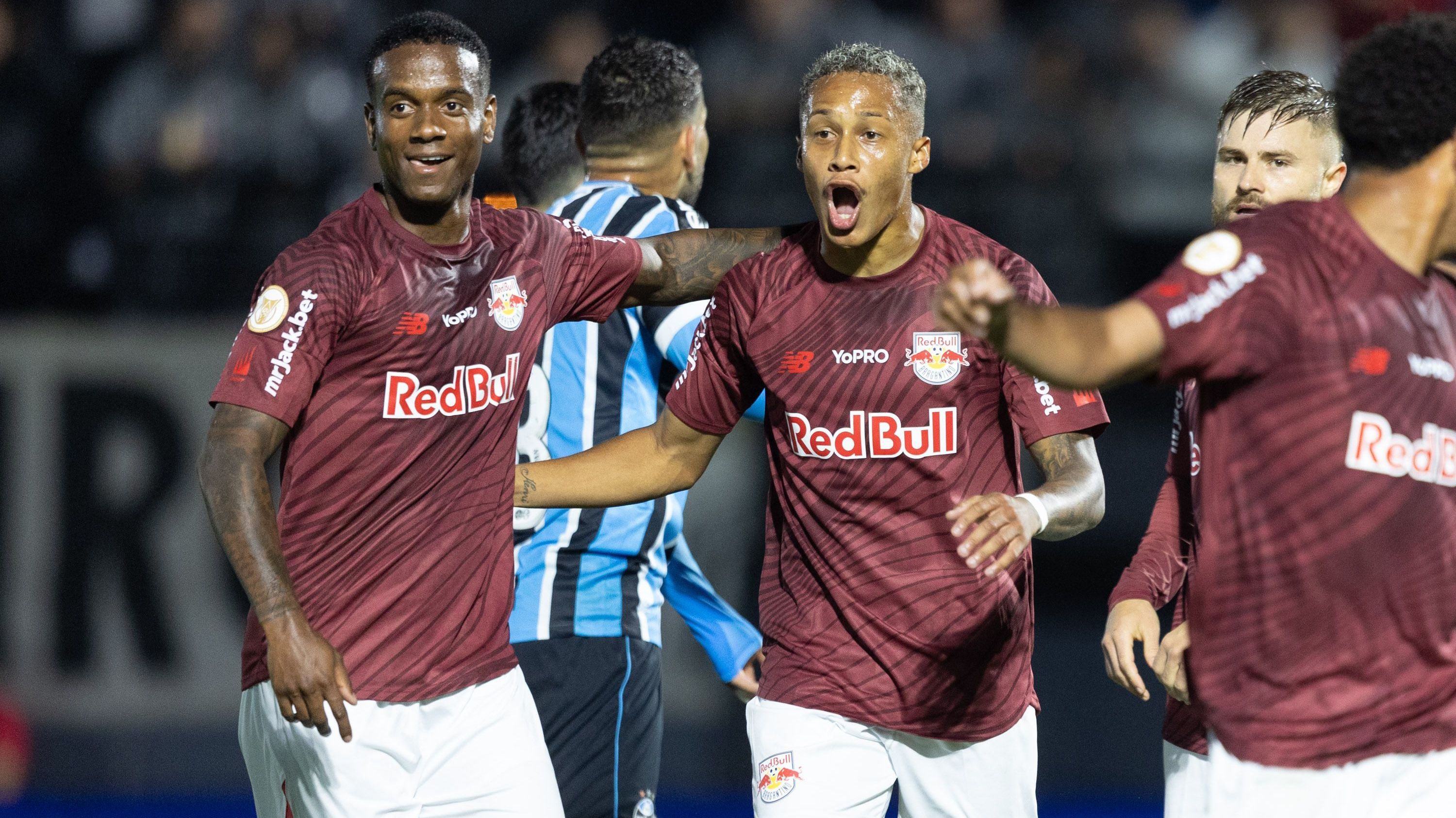 Vitinho comemora o segundo gol do Red Bull Bragantino sobre o Grêmio