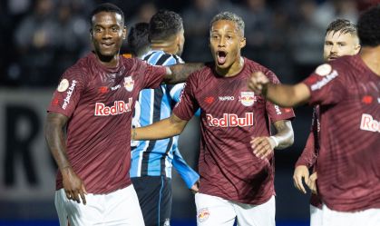 Vitinho comemora o segundo gol do Red Bull Bragantino sobre o Grêmio