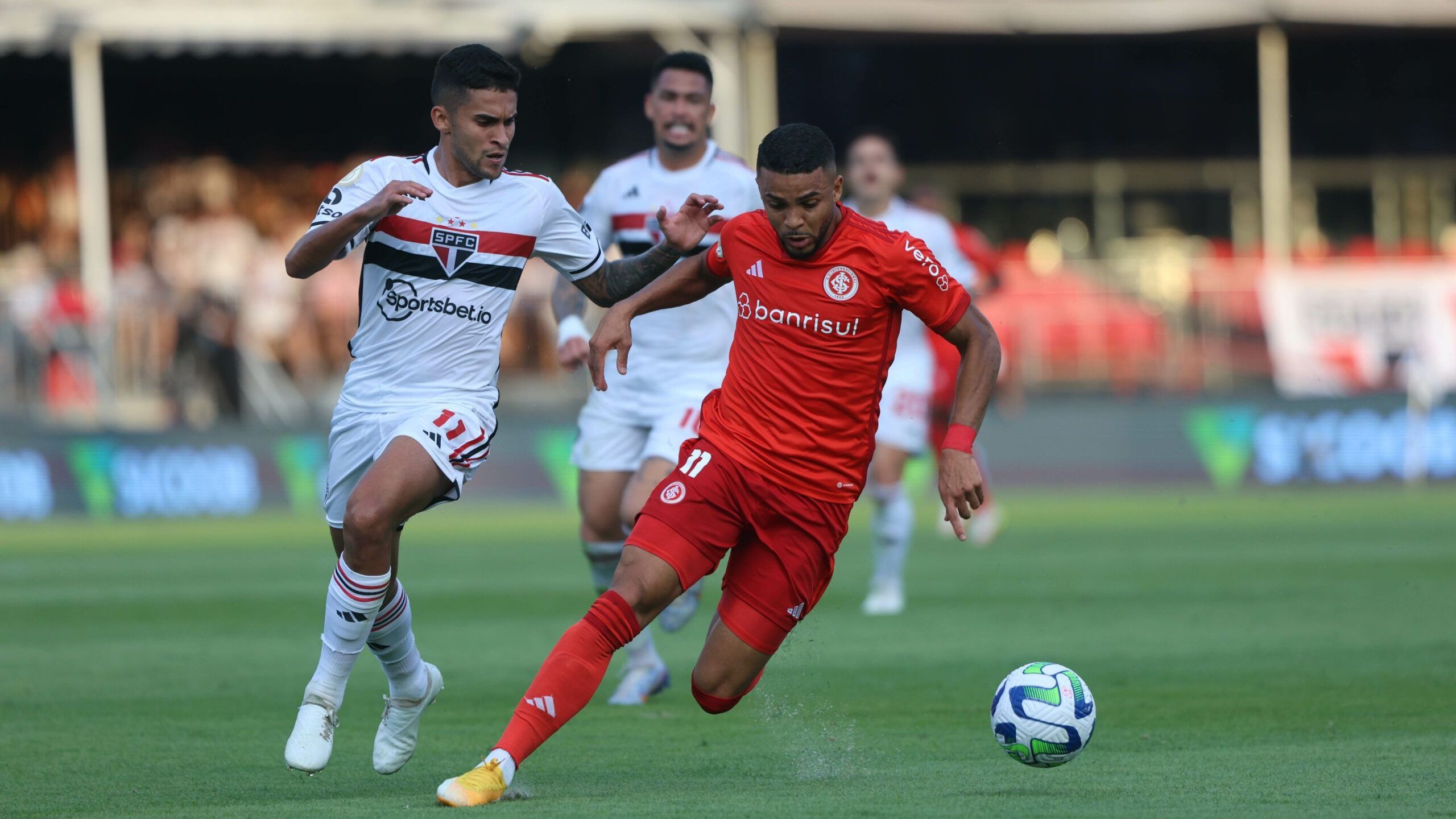 Inter e São Paulo em partida do primeiro turno do Brasileirão
