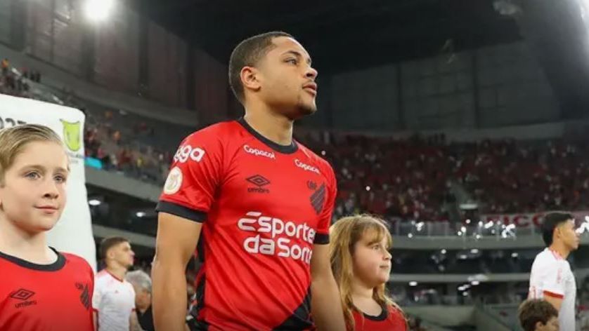Vitor Roque entrando em cmapo para o jogo entre Athletico-PR e Internacional