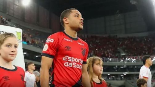 Vitor Roque entrando em cmapo para o jogo entre Athletico-PR e Internacional
