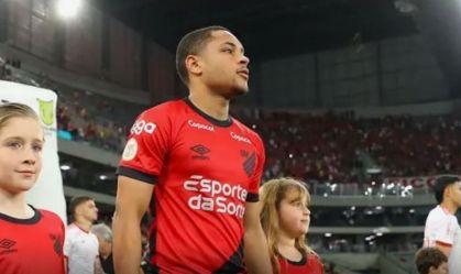 Vitor Roque entrando em cmapo para o jogo entre Athletico-PR e Internacional