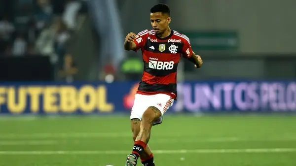POLÊMICA: Jogador de rival assume relacionamento com ex namorada de volante do Flamengo