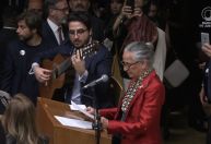 Maria Bethânia canta hino nacional em posse de Barroso como presidente do STF