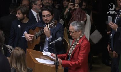 Maria Bethânia canta hino nacional em posse de Barroso como presidente do STF