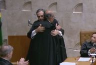 Luís Roberto Barroso abraça Gilmar Mendes durante posse como presidente do STF
