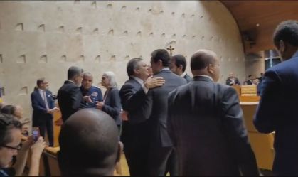 Cotados para vaga de Rosa Weber no STF se abraçam na posse de Barroso