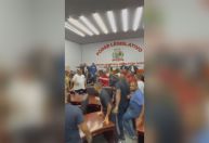 Confusão na Câmara de Belford Roxo tem troca de socos e grupo antibomba; assista