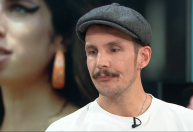 Ex de Amy Winehouse, que faria 40 anos hoje, diz que não tem culpa sozinho por abusos de cantora