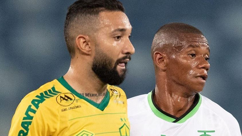 Clayson e Juninho em ação no duelo entre Cuiabá e América-MG