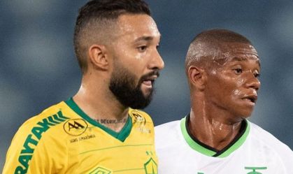 Clayson e Juninho em ação no duelo entre Cuiabá e América-MG