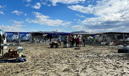 Chuvas e lama barram saída de 70 mil pessoas de festival em deserto nos EUA; polícia investiga morte