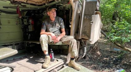 Ssoldado ucraniano conhecido pelo indicativo de Karatsupa, comandante da tripulação de Bradley na 47ª Brigada Mecanizada