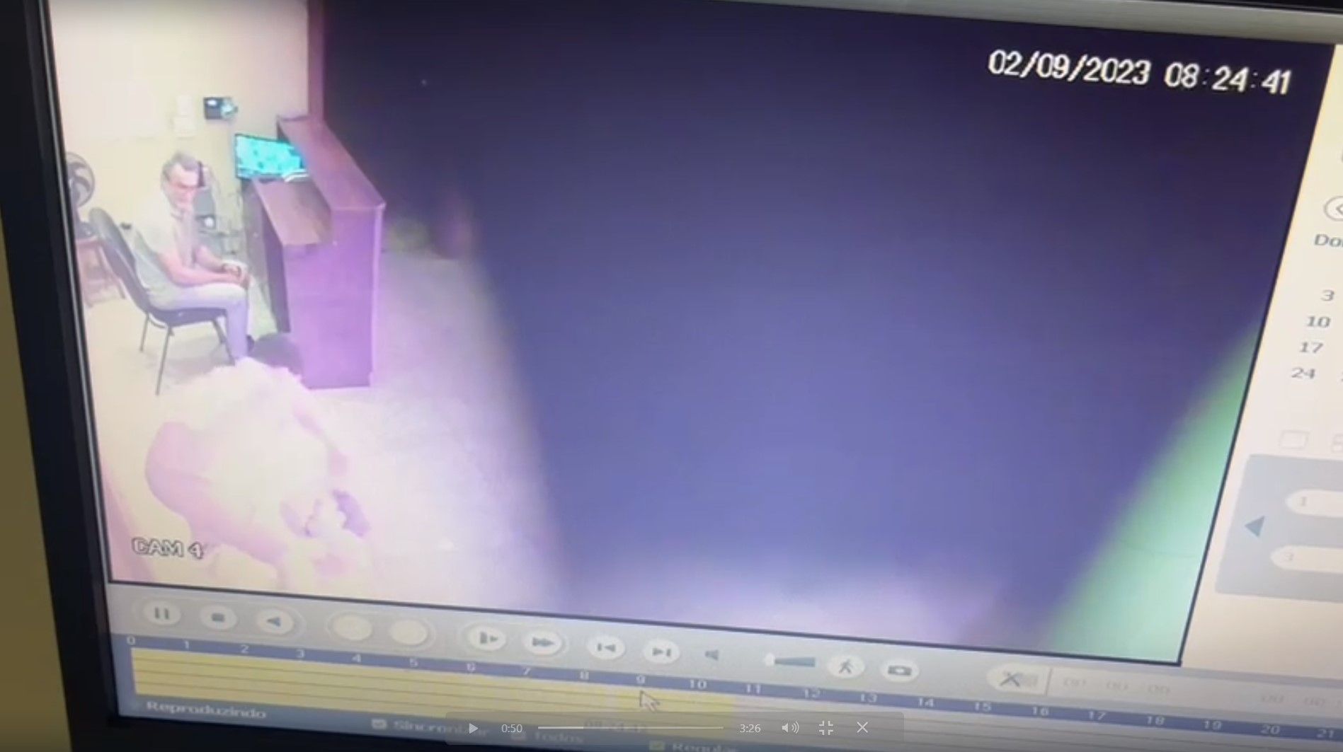 Imagem da câmera de circuito interno mostra o momento em que o ator Victor Meyniel é espancado em prédio no Rio de Janeiro