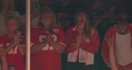 A cantora Taylor Swift apareceu em camarote torcendo por jogador da NFL