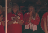 Taylor Swift vai a estádio e torce por jogador da NFL em meio a boatos de romance