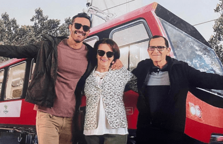 Felipe em foto com seus pais, Osélia e Geraldo, que foram mortos por seu ex-namorado