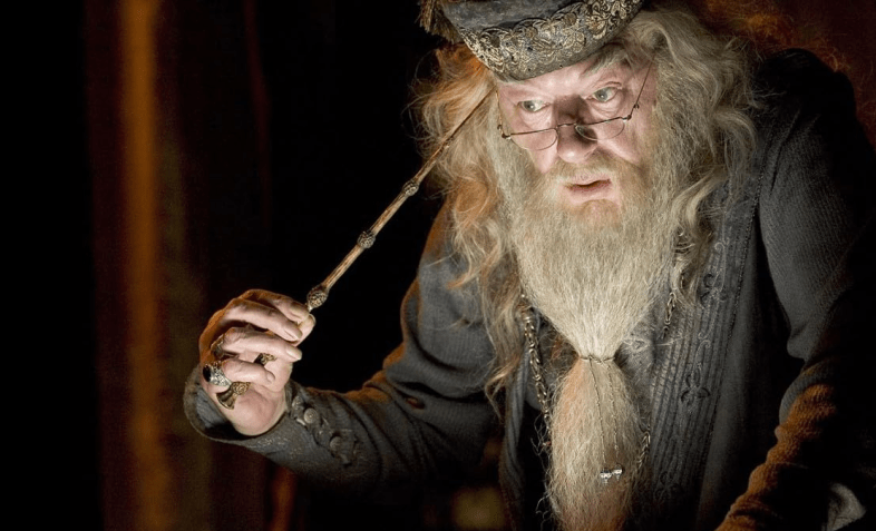 Michael Gambon interpretou Dumbledore a partir do segundo filme da saga Harry Potter / Reprodução